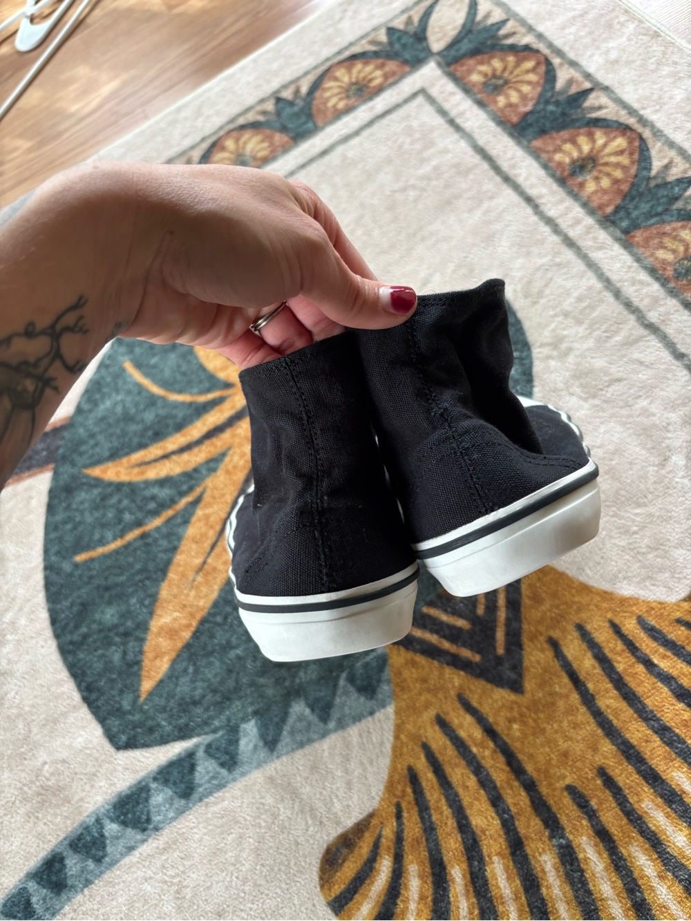 Barefoot “converse” - Picture 5 of 6